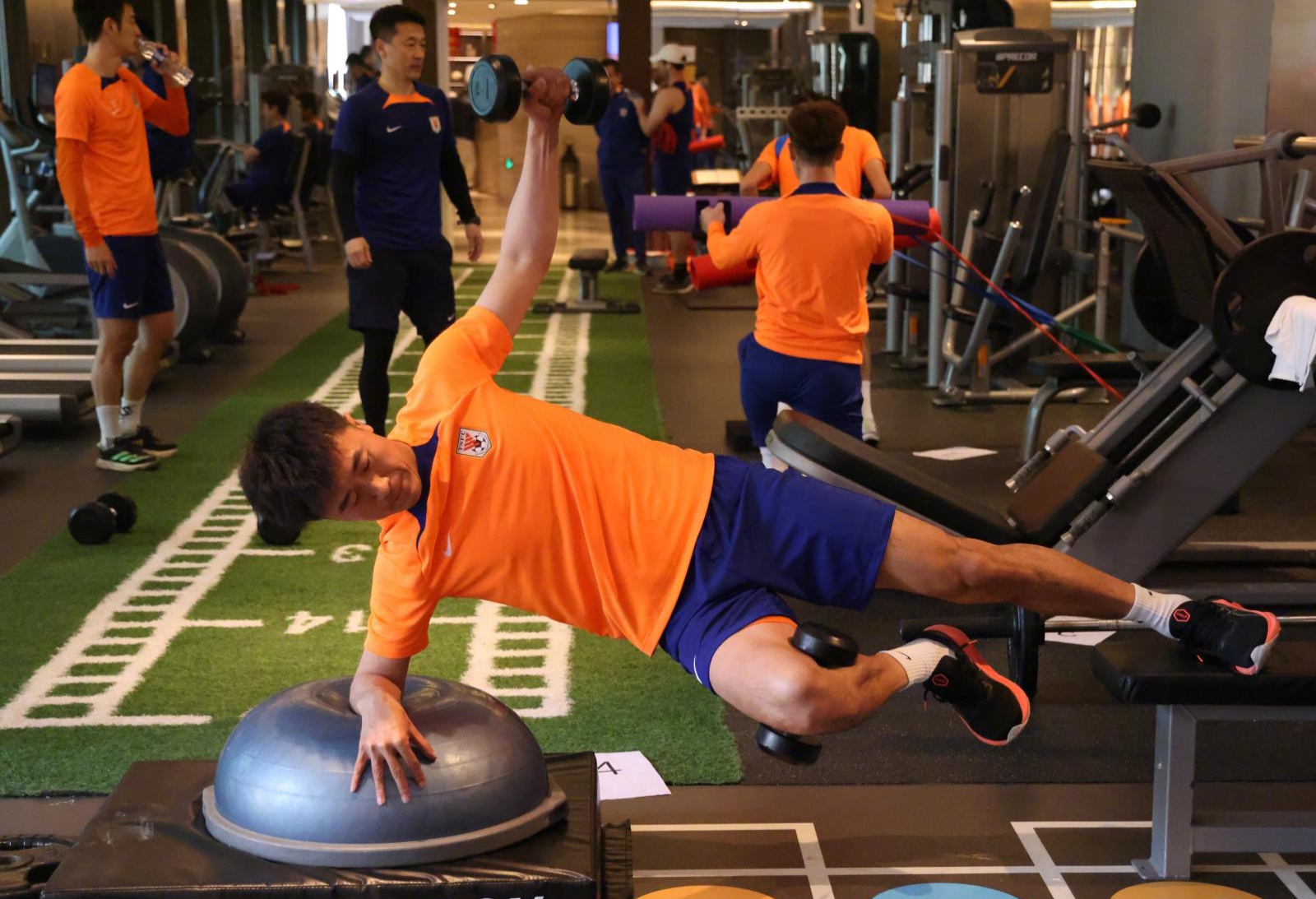 德甲赛程吃紧,山东泰山今夜状态回暖,引发热议,身体对抗强度拉满 德甲赛程吃紧,山东泰山今夜状态回暖,引发热议,身体对抗强度拉满